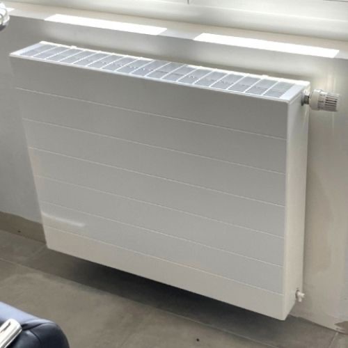 Après : Radiateur à inertie fonte moderne installé à Grenoble